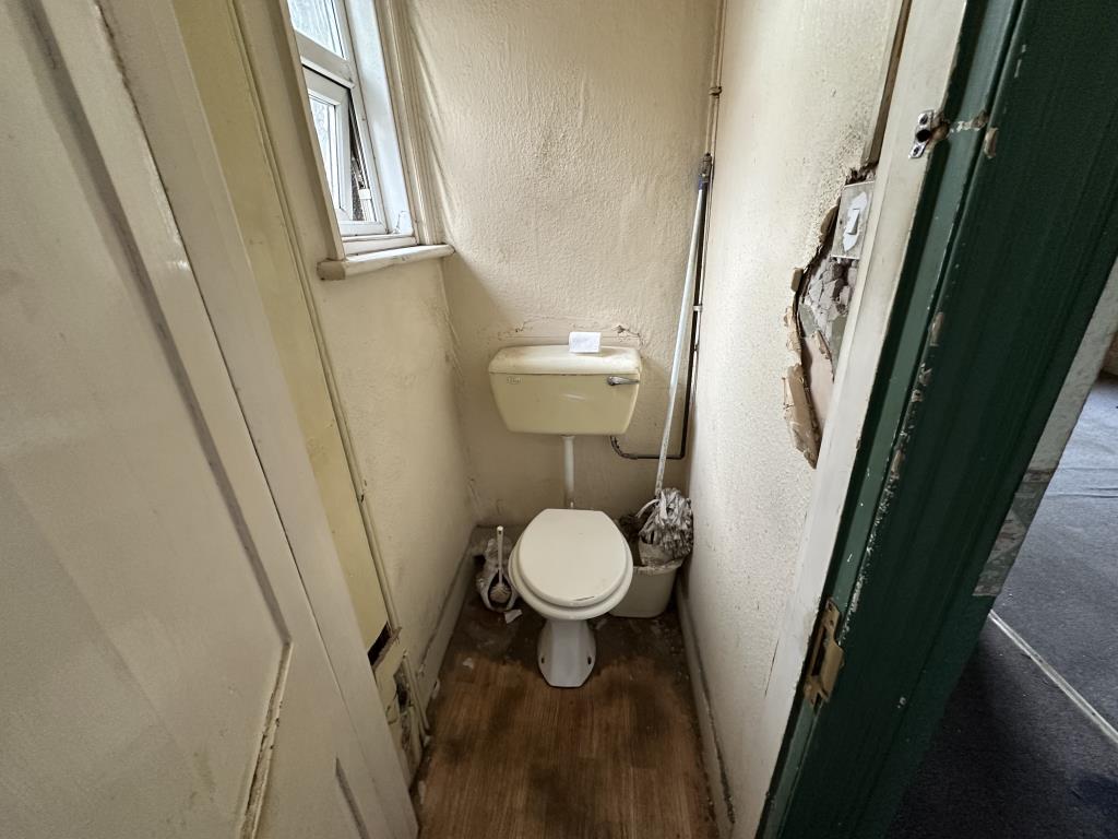 Lot: 46 - TWO-BEDROOM MAISONETTE FOR REFURBISHMENT - WC